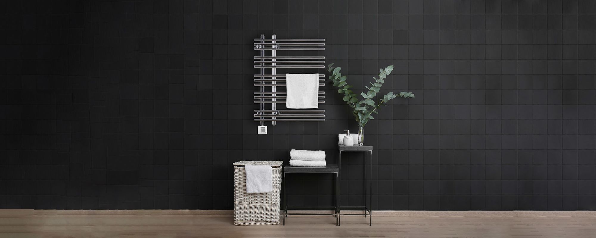 Radiatore del bagno su parete nera immagine d'atmosfera